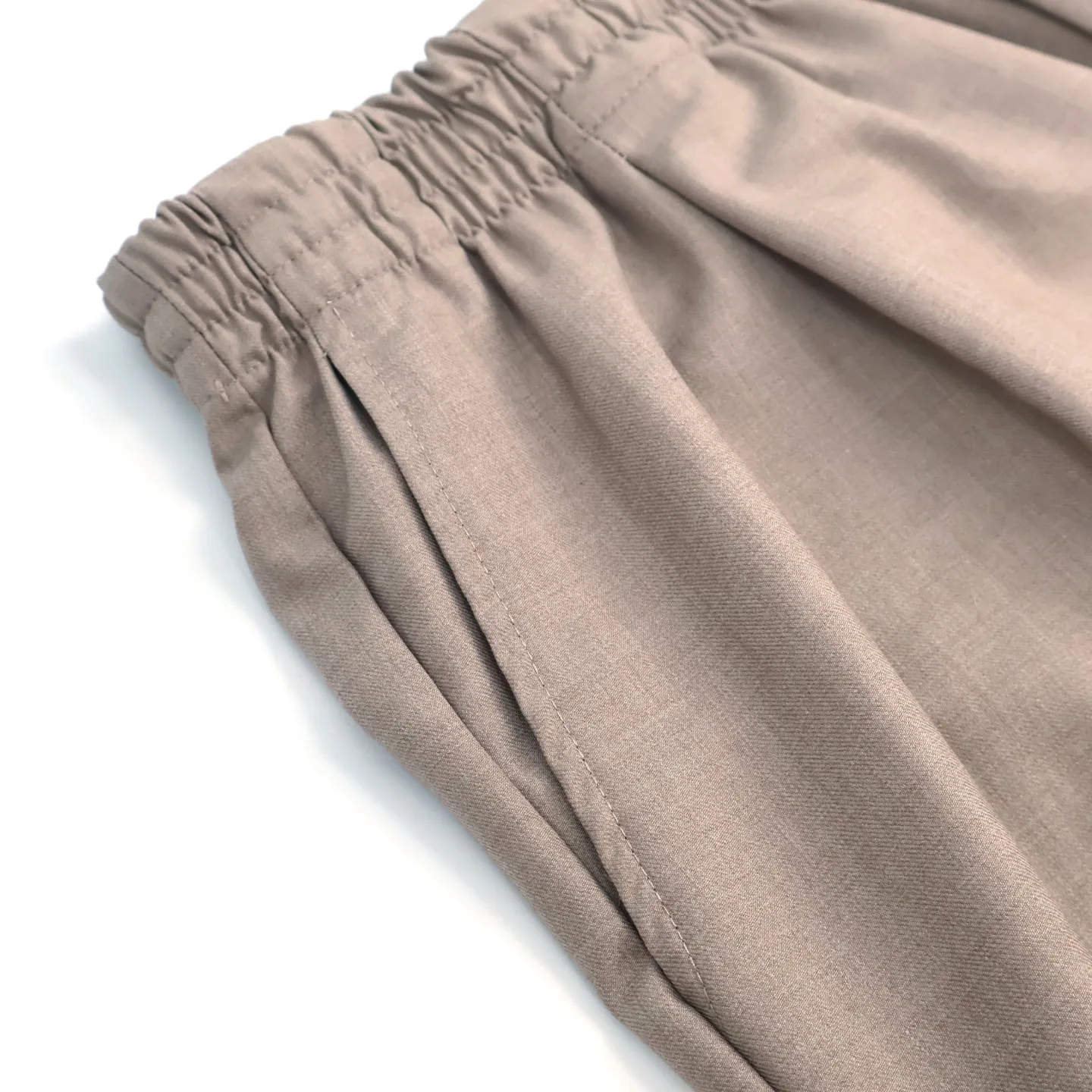 🅿️620 1v wool straight trousers. The original version was purchased for 9,300 and developed. It took several months to finally ship. It was delayed due to fabric problems. The cost of the original 100 worsted wool is very expensive. Straight version. Back pocket patch embroidery. Behringer embroidery machine operation. Size:44-46-48-50
